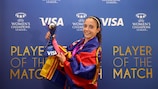  Aitana Bonmatí con el trofeo Visa Jugadora del Partido