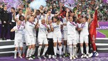 O Lyon ergue o troféu em 2019 após bater o Barcelona