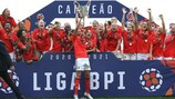 As jogadoras do Benfica festejam a conquista do primeiro título do clube na Liga portuguesa