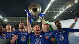 PORTO, PORTUGAL - MAY 29: Jorginho of Chelsea celebrates with the Champions League Trophy following their team's victory during the UEFA Champions League Final between Manchester City and Chelsea FC at Estadio do Dragao on May 29, 2021 in Porto, Portugal. (Photo by Chris Lee - Chelsea FC/Chelsea FC via Getty Images)