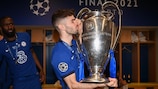 Christian Pulišić with the trophy after Chelsea's UEFA Champions League triumph in Porto