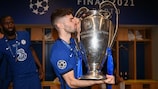 Christian Pulišić com o troféu da UEFA Champions League após a vitória do Chelsea no Porto