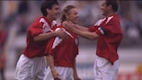Валерий Карпин (в центре) празднует гол финнам в отборе ЕВРО-96