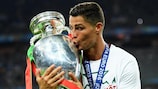 Cristiano Ronaldo besa el trofeo en la  UEFA EURO 2016