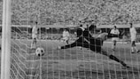Angelo Domenghini marca para más tarde campeona Italia ante Bulgaria en el primer Campeonato de Europa de la UEFA, el de 1968.