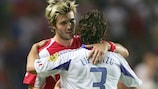 Raphaël Wicky y Bixente Lizarazu durante el partido entre Suiza y Francia en la EURO 2004 