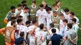 Luis Enrique da instrucciones a su equipo antes de comenzar la prórroga contra Croacia