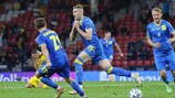  Artem Dovbyk  festeja após marcar o golo da vitória da Ucrânia