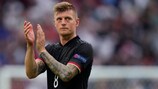 Toni Kroos aplaude a la afición alemana tras su eliminación en la EURO 2020