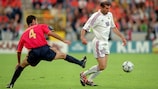 Zinédine Zidane (France, à dr.) échappe à l'Espagnol Josep Guardiola en 2000