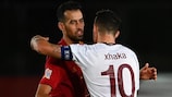 Sergio Busquets  (Espanha e Granit Xhaka (Suíça) após o jogo entre os dois países na UEFA Nations League  em Outubro de 2020