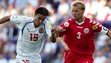 Milan Baroš e René Henriksen no jogo do EURO 2004 quando os checos bateram a Dinamarca