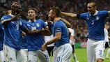 El italiano Mario Balotelli es felicitado tras marcar contra Alemania en 2012