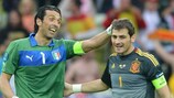 Gianluigi Buffon e Iker Casillas se saludan en un Italia - España