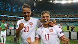 Yussuf Poulsen und Jens Stryger feiern Dänemarks Sieg