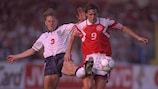 O inglês Stuart Pearce em duelo com Fleming Poulsen no EURO de 1992 