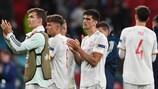 I tifosi della Spagna applaudono i tifosi giunti a Wembley per la semifinale dopo la sconfitta contro l'Italia
