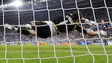 Iker Casillas realiza una parada en la tanda de penaltis de 2008 ante Italia 