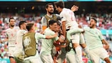 Os jogadores da Espanha festejam o quinto golo na emocionante  vitória por 5-3 sobre a Croácia nos oitavos-de-final 