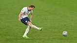 Harry Kane steps up, shoots... and eventually scores from the rebound