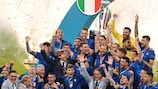 El momento en que Italia levanta la Eurocopa