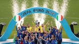 Итальянцы празднуют победу в финале