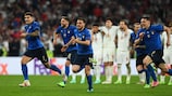 Os jogadores da Itália festejam após a vitória sobre a Inglaterra no desempate por penáltis