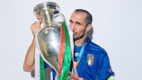 Giorgio Chiellini , capitão de Itália, com o troféu