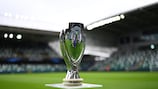El trofeo de la Supercopa de la UEFA en el National Football Stadium de Windsor Park