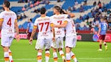 La gioia dei giocatori della Roma, che hanno ottenuto una preziosa vittoria sul campo del Trabzonspor nella "prima" in panchina di José Mourinho