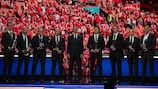 Президент УЕФА Александер Чеферин (в центре) и медицинская команда стадиона в Копенгагене на ЕВРО-2020