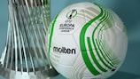 El trofeo y el balón de la nueva UEFA Europa Conference League 