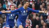  Cristiano Ronaldo festeggia la sua spettacolare rete su punizione contro l'Arsenal nella semifinale 2008/09