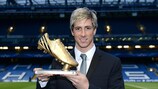 Fernando Torres con el trofeo