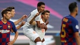 Thomas Müller y Serge Gnabry celebran un gol ante el Barcelona