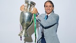 Roberto Mancini con la Coppa Henri Delaunay 