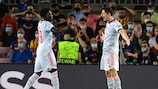  Robert Lewandowski bejubelt eines seiner beiden Tore gegen Barcelona