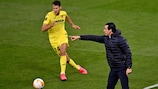 Unai Emery instructs Alfonso Pedraza during the final