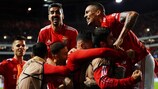 O Benfica festeja um dos três golos que marcou frente ao Barcelona