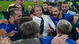  Roberto Mancini  festeggia con la squadra il trionfo a EURO 2020