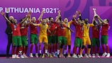Португальцы празднуют победу в финале