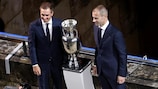 UEFA-Präsident Aleksander Čeferin (rechts) und der Turnierdirektor der EURO 2024, Philipp Lahm, mit dem Henri Delaunay Pokal bei der Enthüllung der Marke