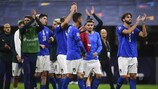 L'Italia saluta i tifosi dopo la sconfitta contro la Spagna a Milano