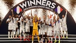A França festeja após a conquista do troféu da UEFA Nations League