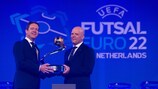 L'entraineur portugais Jorge Braz avec le trophée lors du tirage au sort de l'UEFA EURO 2022 de futsal.