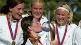 La capitana del Umeå Malin Moström besa el trofeo de la Copa de la UEFA Femenina