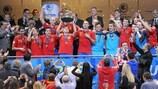 El capitán Javi Rodríguez levanta el trofeo para España