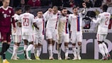 Il Lyon festeggia uno dei due gol di Islam Slimani contro lo Sparta che sono valsi il primo posto nel Gruppo A