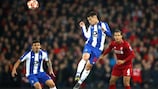 Otávio ganha um lance de cabeça na mais recente visita do Porto a Liverpool, em Abril de 2019