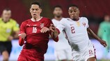 Lukić della Serbia contende il pallone a Miguel del Qatar